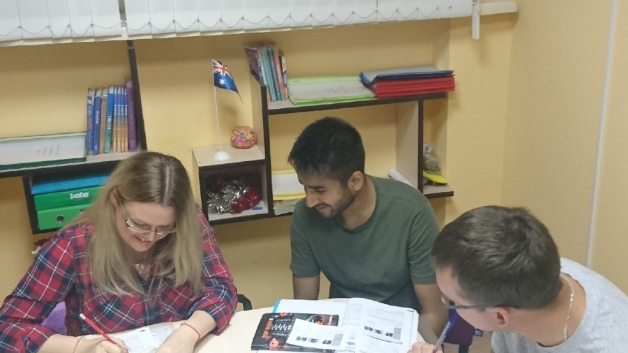 Студенты на занятии по английскому в Гомеле - Инглиш компани.
