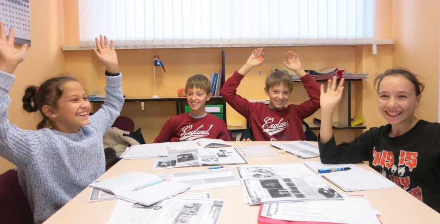 Курсанты - дети 10 - 12 лет на занятии по курсу английского языка в Гомеле.